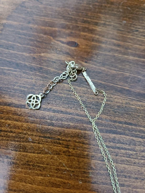 SALE! Kendra Scott Ari Necklace - Picture 6 of 6